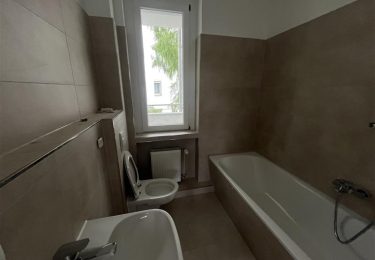 Saniertes Tageslichtbad mit Wanne
