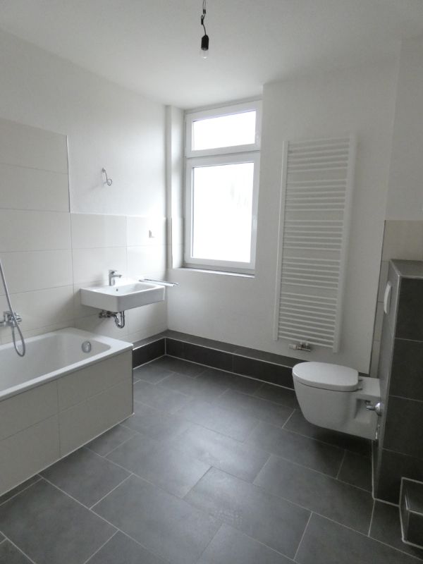** Modernisierte 2-Zi-Wohnung mit geräumiger Küche und zusätzlichem Raum in der Mansarde ** - Photo 4