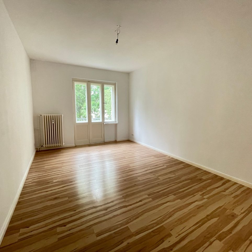 MUSTERBILD geräumiges Zimmer mit Laminat