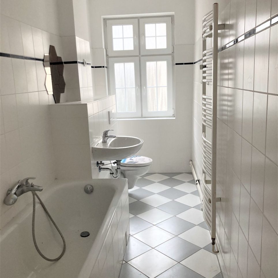 MUSTERBILD gefliestes Wannenbad