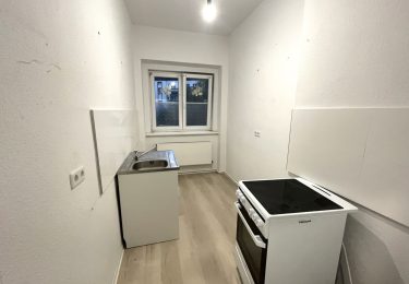 Küche mit Herd und Spüle