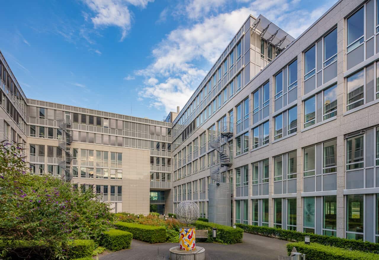 Grüner, bepflanzter Innenhof des Bürogebäudes ABC in Frankfurt