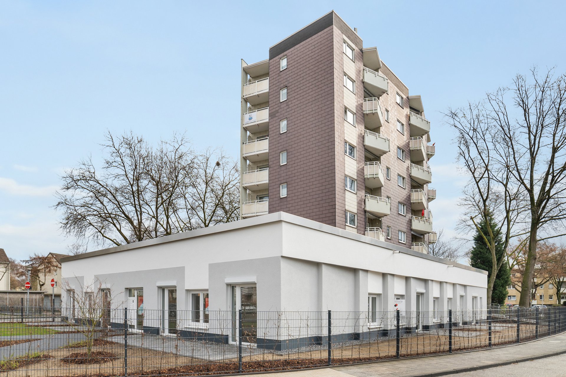 Blick auf Neubau und Hochhaus in der Siedlung Marienburgstr. / Knappenviertel