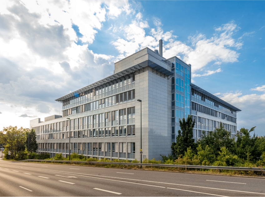 Fassade modernes Bürogebäude an Straße