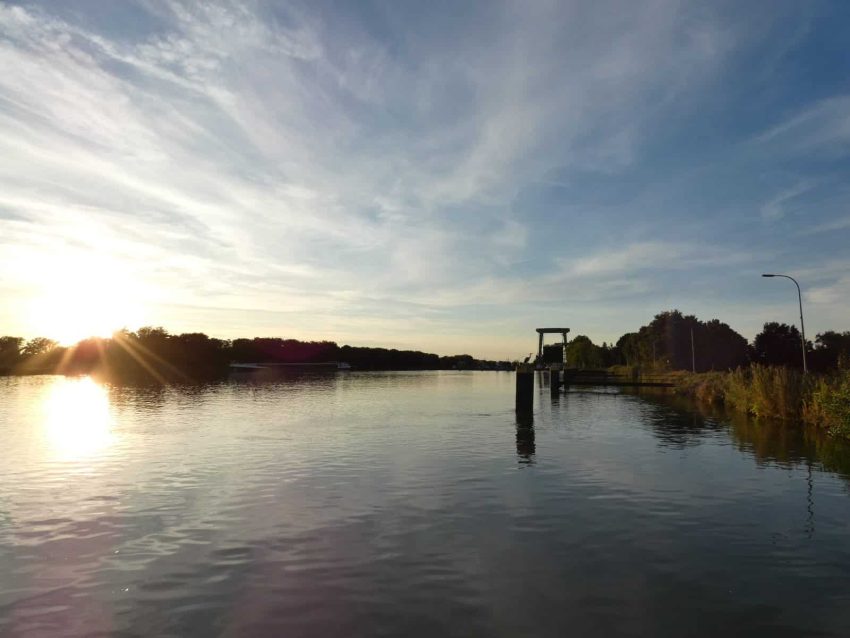 Fluss mit Schleuse