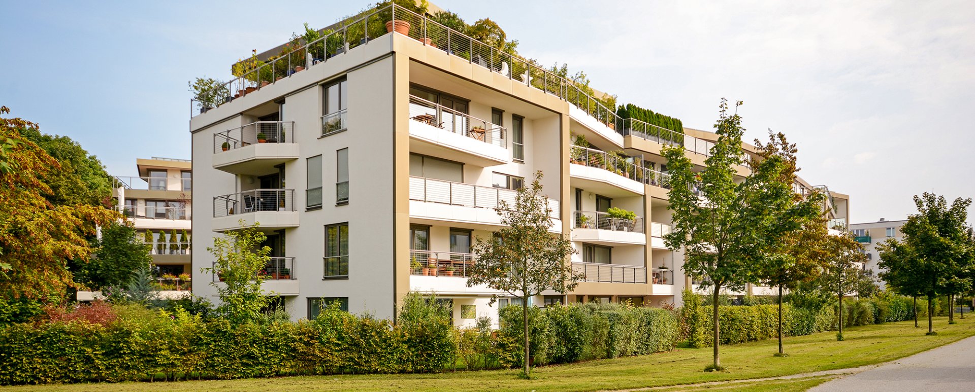 Außenansicht Mehrfamilienhaus mit Dachterrasse