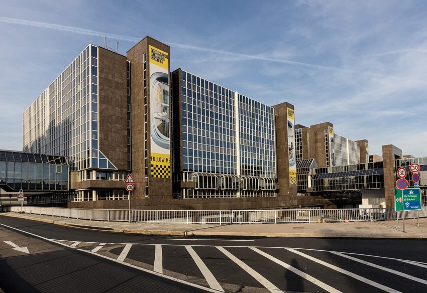 Fassade modernes Bürohochhaus an Autobahn