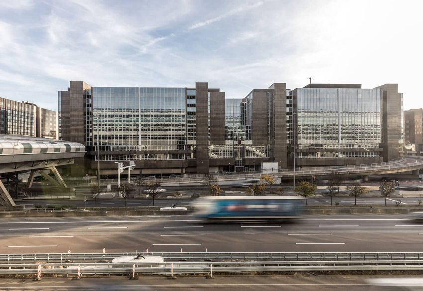 Fassade modernes Bürohochhaus an Autobahn