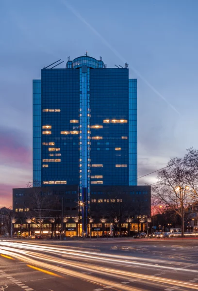 Modernes Bürohochhaus an Kreuzung