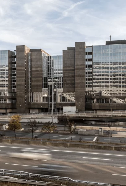 Fassade modernes Bürohochhaus an Autobahn