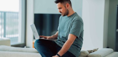 junger Mann mit Laptop