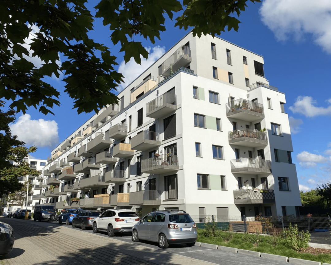 großes Mehrfamilienhaus mit Balkonen
