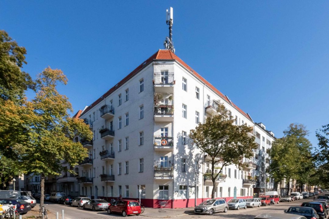 großes Eckgebäude