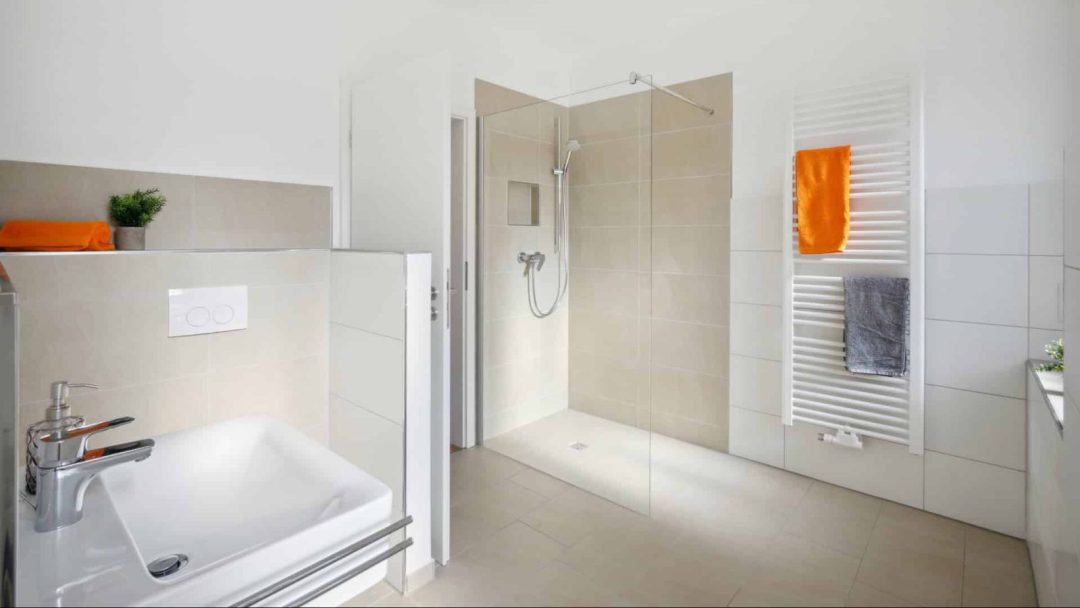 Helles, modernes Badezimmer