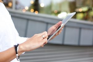 Person hält Tablet