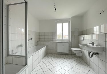Tageslichtbad mit Wanne und Dusche sowie WM-Anschluss