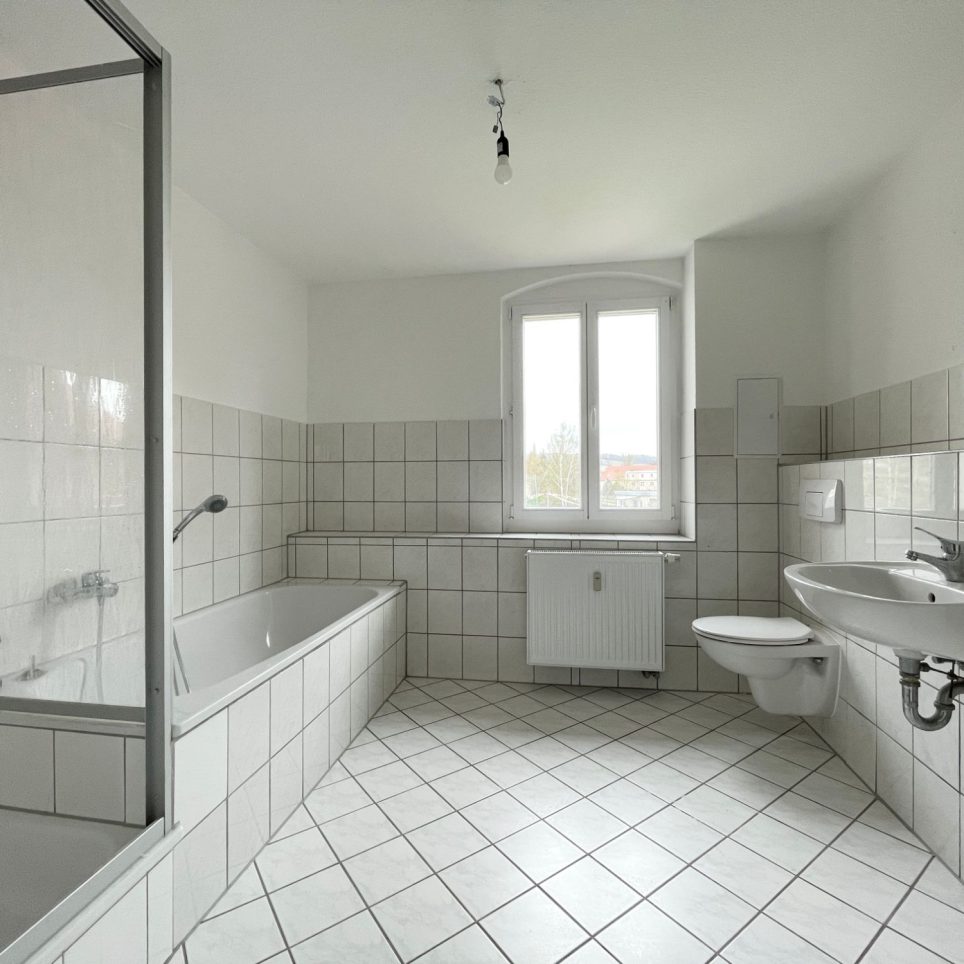 Tageslichtbad mit Wanne und Dusche sowie WM-Anschluss