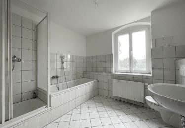 Tageslichtbad mit Wanne und Dusche + WM-Anschluss