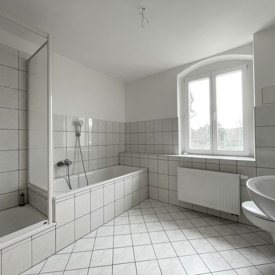 Tageslichtbad mit Wanne und Dusche + WM-Anschluss