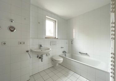 Tageslichtbad mit Wanne, HHK + WM-Anschluss