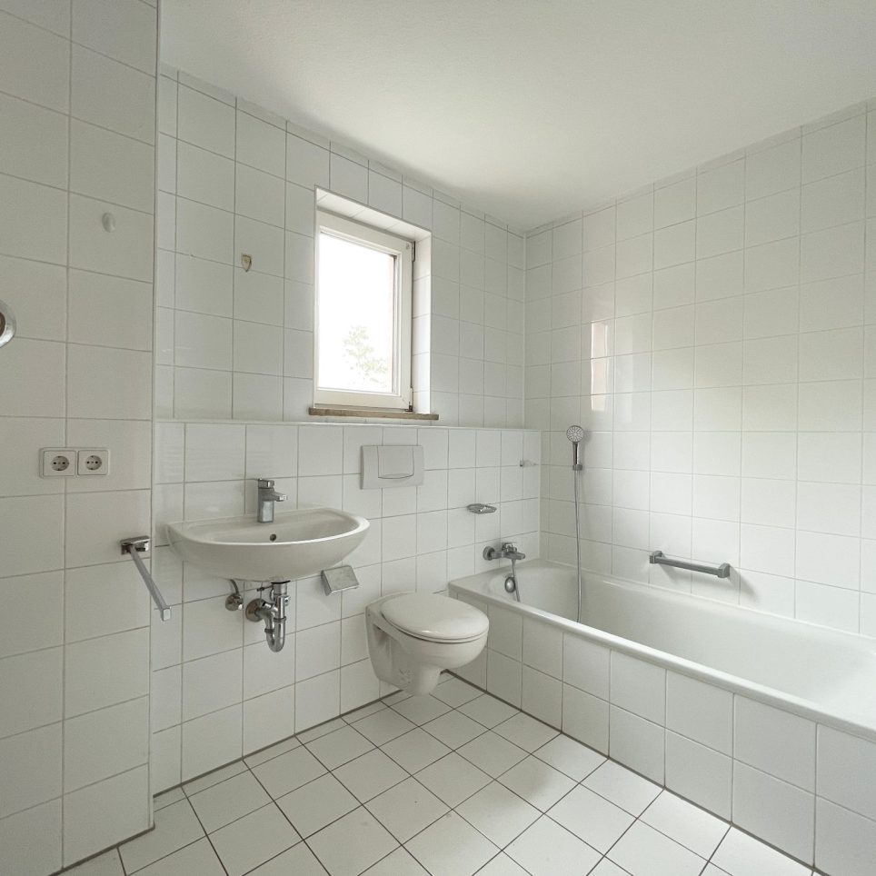 Tageslichtbad mit Wanne, HHK + WM-Anschluss