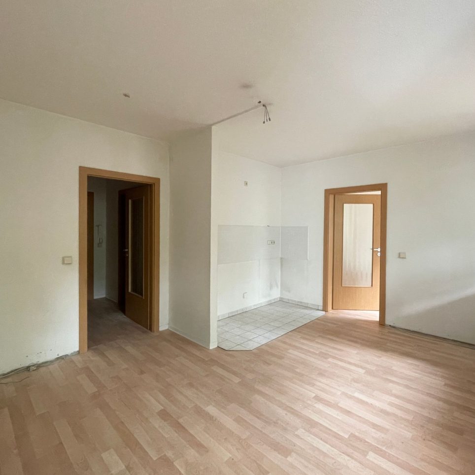 Wohnraum mit offener Küchenzeile - Beispielfoto