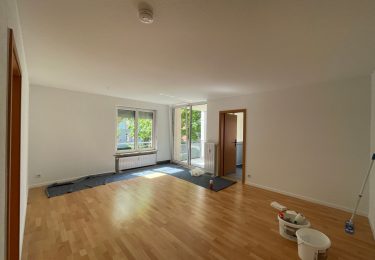 Wohnzimmer mit Zugang zu Balkon