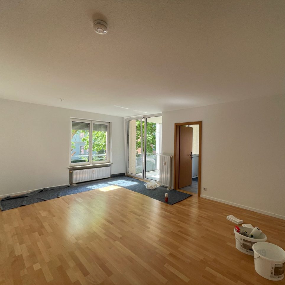 Wohnzimmer mit Zugang zu Balkon