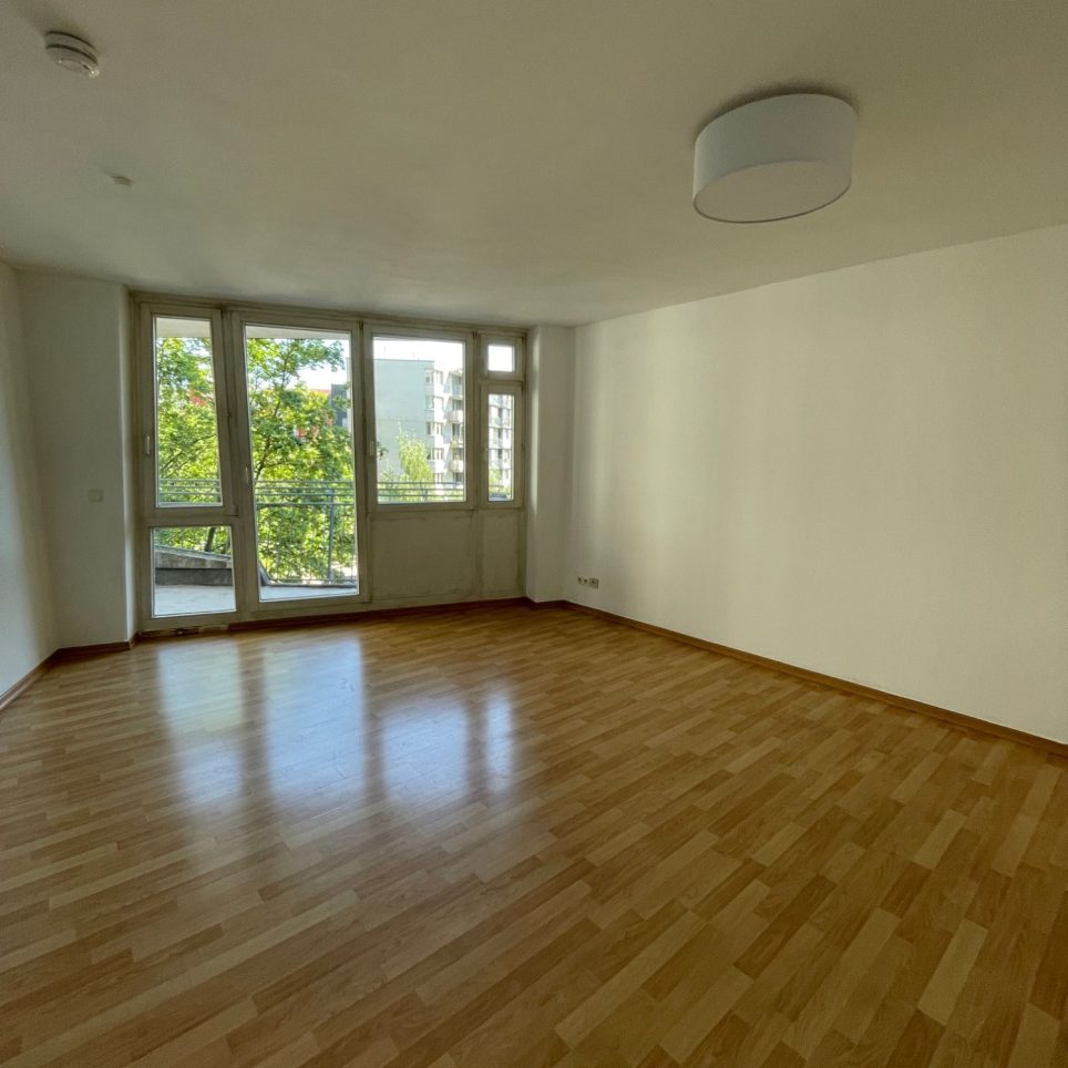 Wohnzimmer mit Balkon
