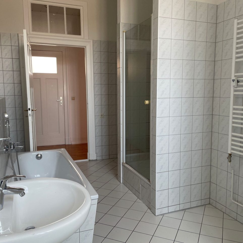 Bad mit Dusche und Wanne