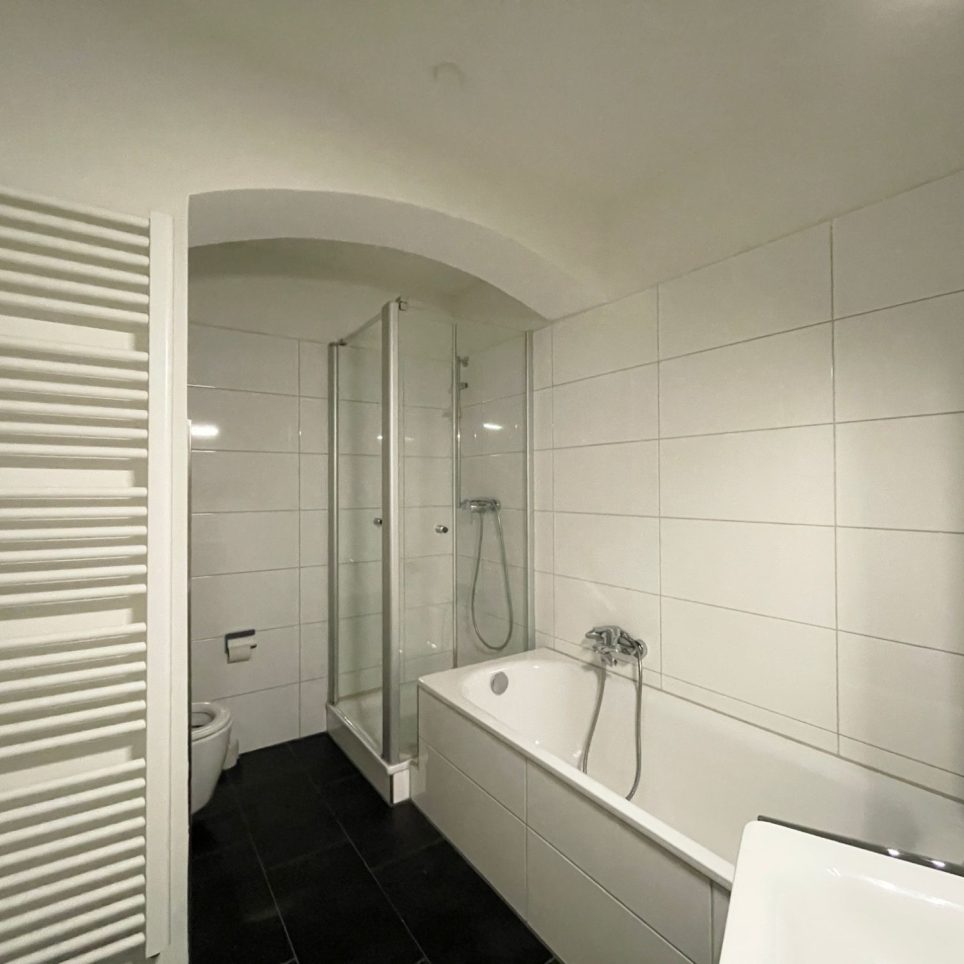 Saniertes Bad mit Wanne, Dusche, WM-Anschluss + HHK