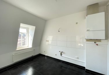 Geflieste Küche mit Fliesenspiegel