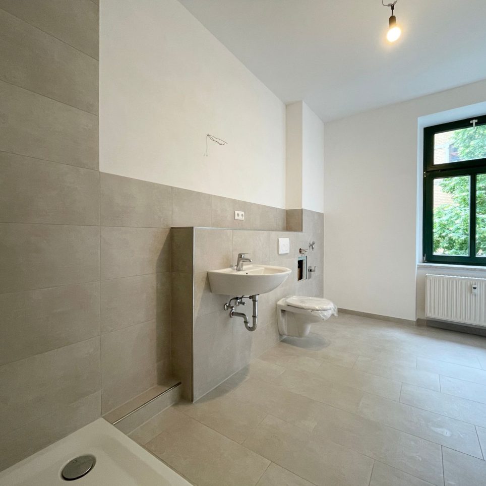 Gäste-Bad mit Dusche und Waschmaschinenanschluss