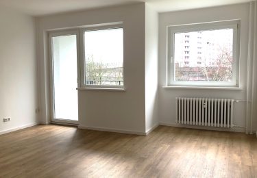 MUSTERBILD Wohnzimmer mit Balkon