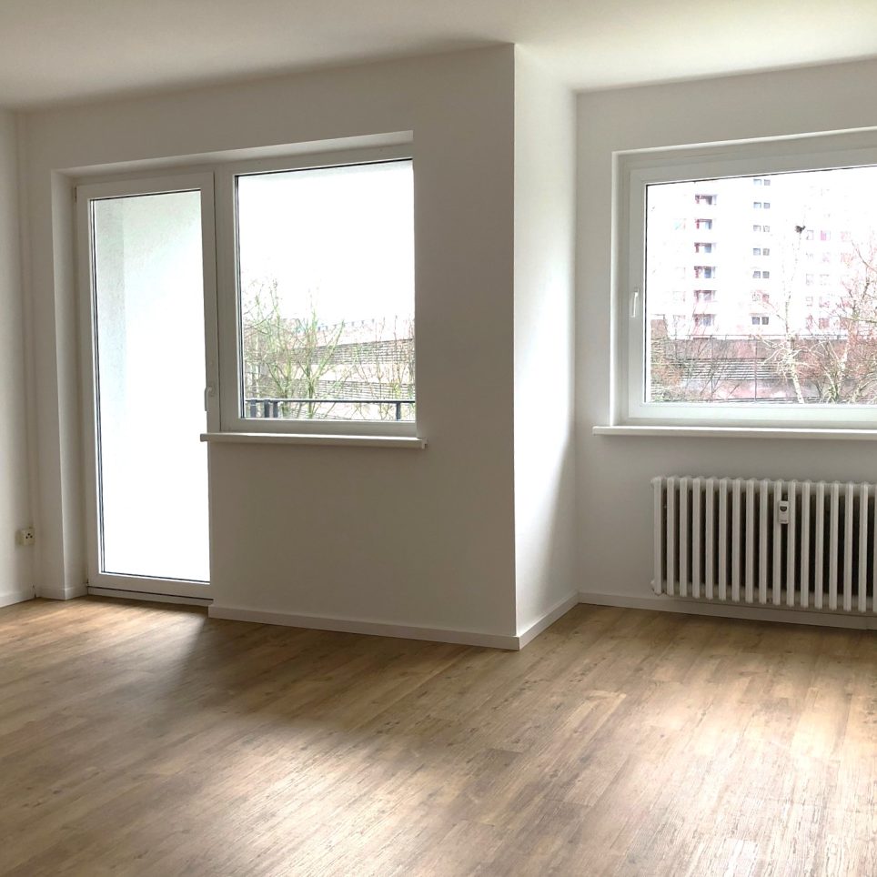 MUSTERBILD Wohnzimmer mit Balkon