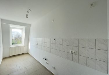 Geflieste Küche mit Fliesenspiegel