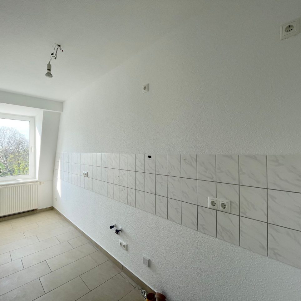 Geflieste Küche mit Fliesenspiegel