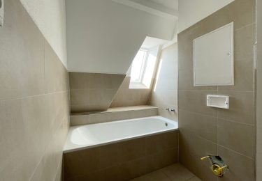 Saniertes Tageslichtbad mit Wanne und Handtuchheizkörper
