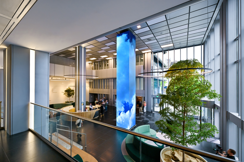 Digital Totem in der Lobby des ICON by Covivio