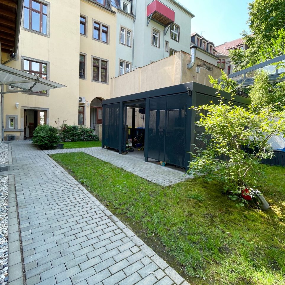 Gemeinschaftsgarten mit Fahrradhaus