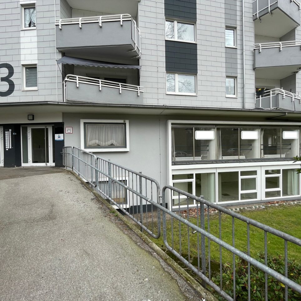 Gebäudeansicht mit Eingang