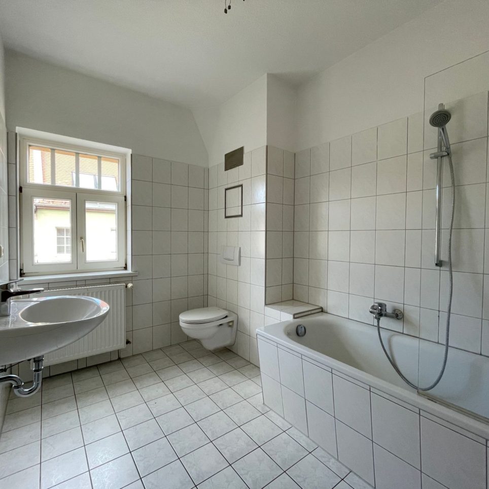 Tageslichtbad mit Wanne und WM-Anschluss - Beispielfoto