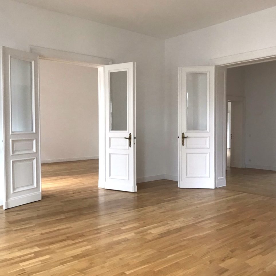 großzügige Zimmer mit Flügeltüren