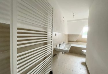 Saniertes Tageslichtbad mit Wanne + HHK