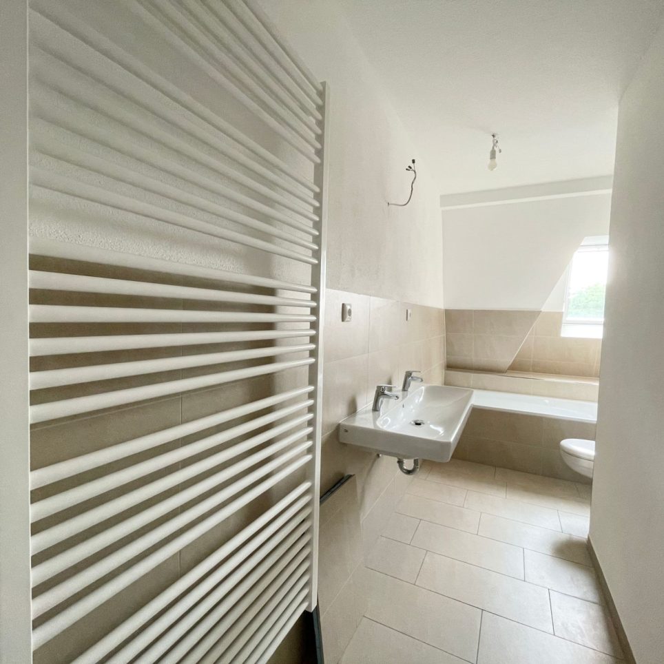 Saniertes Tageslichtbad mit Wanne + HHK