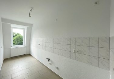 Geflieste Küche mit Fliesenspiegel