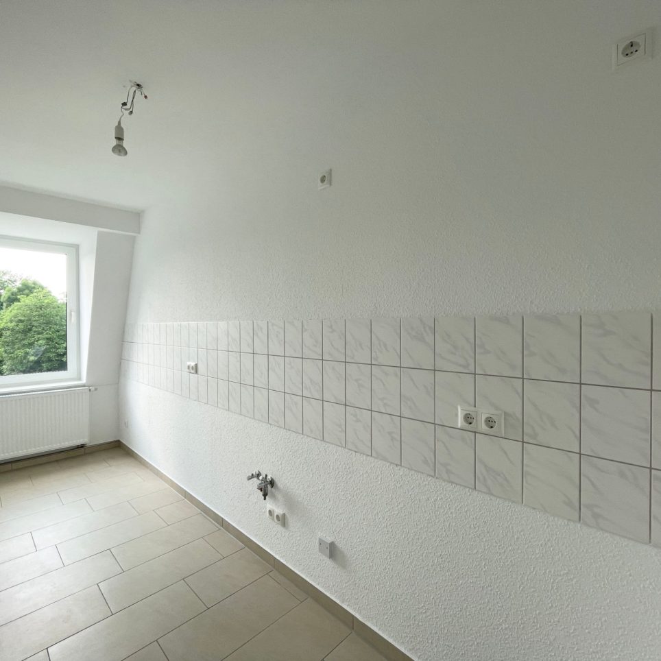 Geflieste Küche mit Fliesenspiegel
