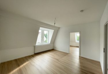 Wohnzimmer mit Durchgang zu Schlafzimmer