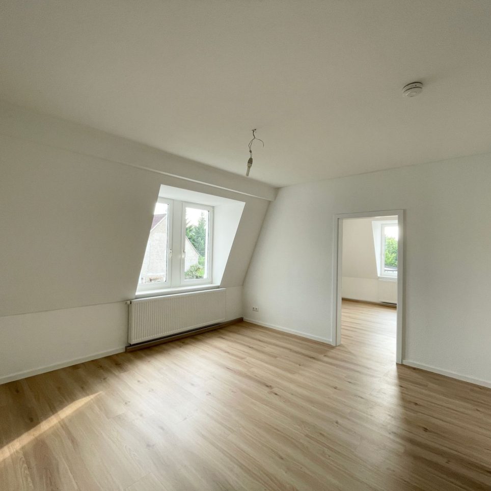 Wohnzimmer mit Durchgang zu Schlafzimmer