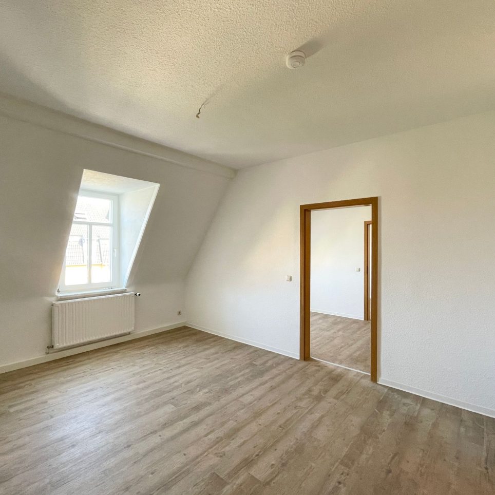 Wohnzimmer mit Durchgang zu Küche und Schlafzimmer